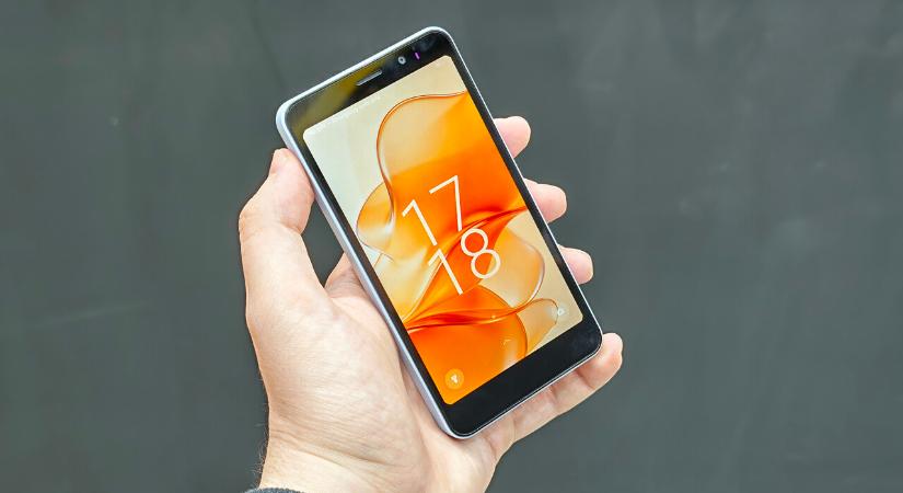 MWC 2026: Farsangra Galaxy Ultrának öltözött a gyerek