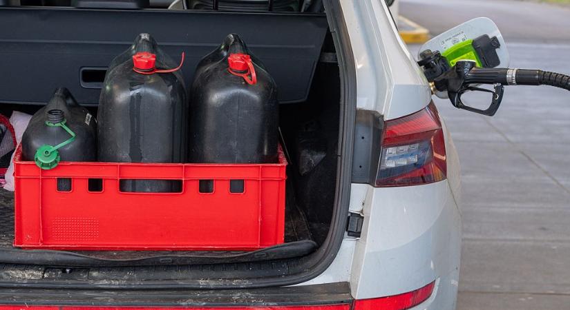 Támogatást kérnek a magyar autósoknak a kis benzinkutak a háború miatt