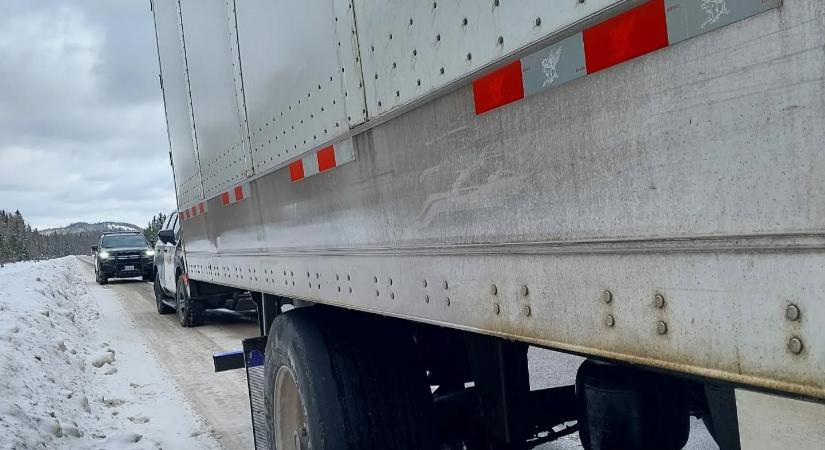 100 kilométert tett megy egy kamionos csupasz felnivel, mire megállították