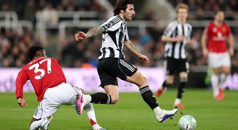 PL: emberhátrányban győzte le a Newcastle United a Manchester Unitedet – videóval