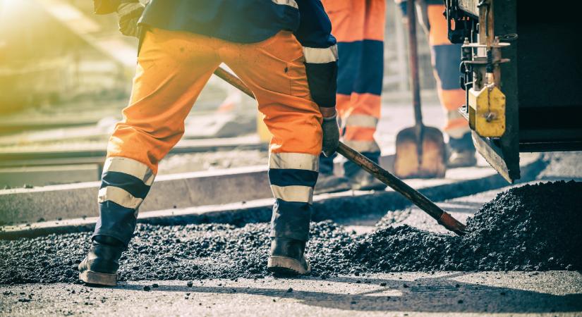 Közlekedési rémálom Pesten, több busz megállója is változik