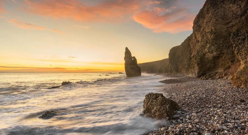 Emberek tömegei vadásznak kincsekre ezen a hírhedt tengerparton