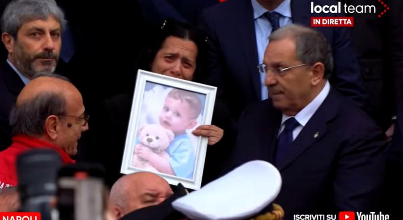 Itália zokogott: eltemették a fagyott szívű kisfiút