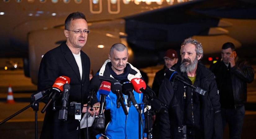 Hazahozták a magyar hadifoglyokat, Szijjártó Péter pedig gyorsan le is szögezett valami igazán fontosat (VIDEÓ)