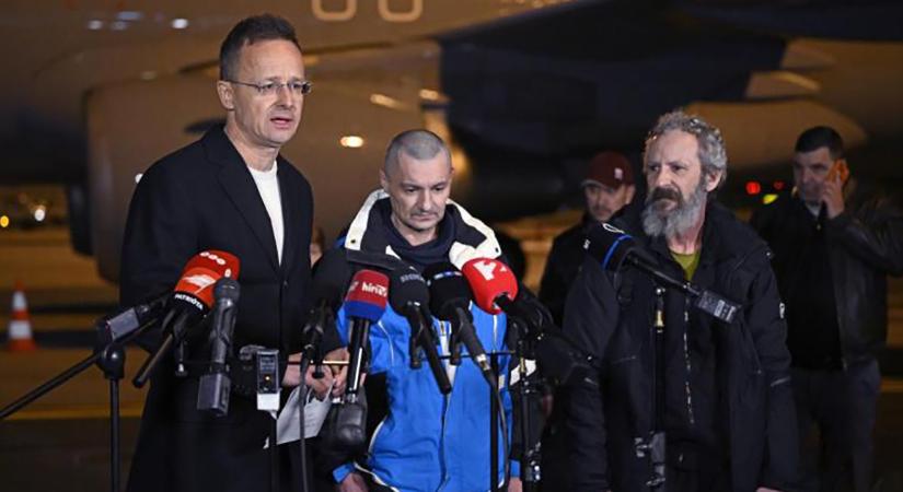 Szijjártó Péterrel együtt megérkezett Budapestre a két kényszersorozott kárpátaljai magyar hadifogoly