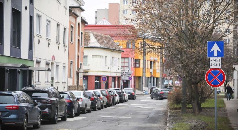 Brutális büntetés vár a szabálytalankodókra – akár 156 ezret is fizethet, aki rossz helyre áll Szolnokon