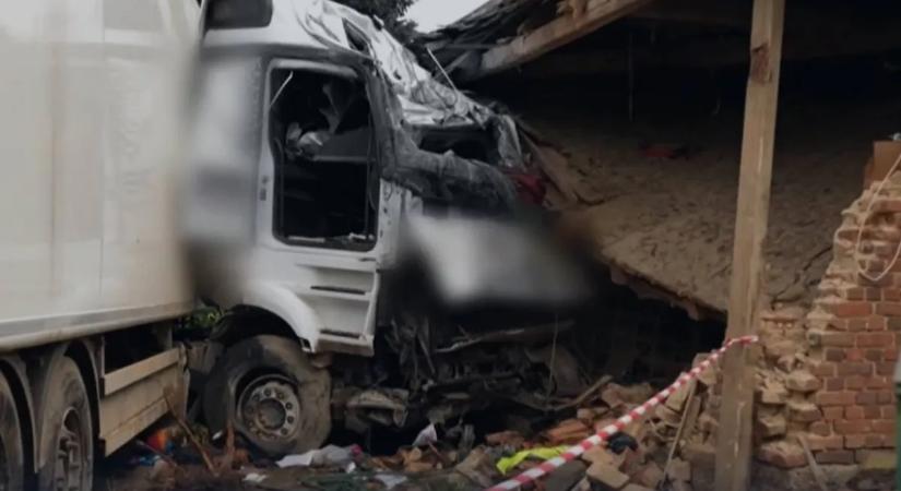 Zalai horrorbaleset: kamion csapódott egy házba, egy tinilány életéért kellett küzdeni