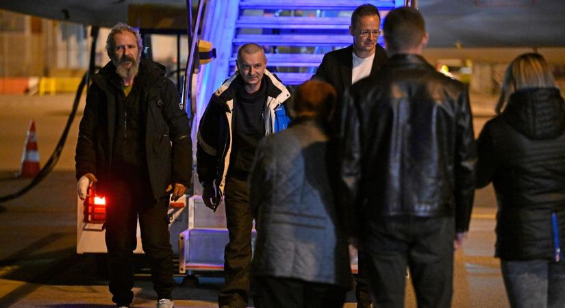 Hazatért a két magyar hadifogoly (videó)