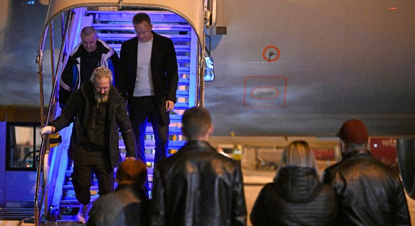 Két hadifogolyot hozott haza Moszkvából Szijjártó Péter