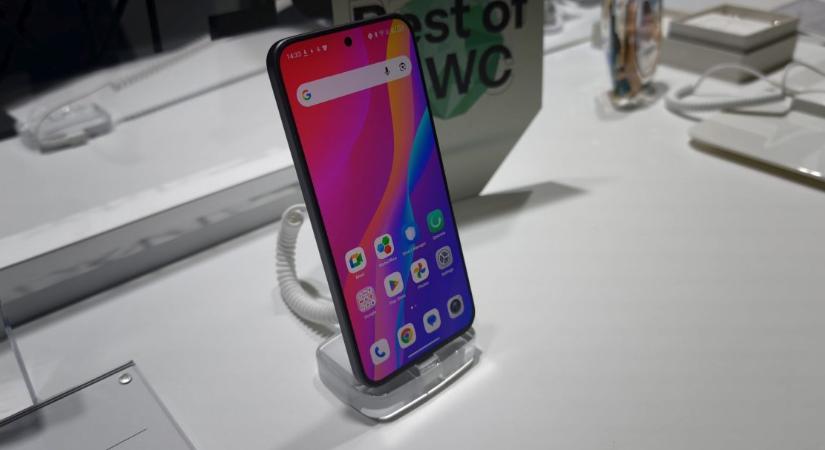 Forradalmi telefonokkal tarolná le a piacot a TCL