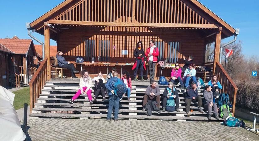 Tömegek lepték el a Duna mentét, így gyűrtek le 123 kilométert fotók