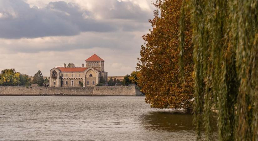 Megvan a népszerű tatai étterem új címe – ekkorra tervezik az újranyitást