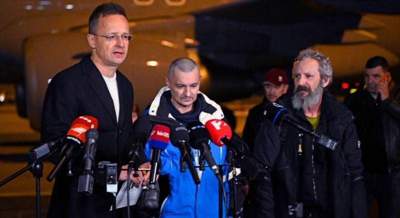 Hajnalban megérkeztek a magyar hadifoglyok Oroszországból – Szijjártó Péter is megszólalt
