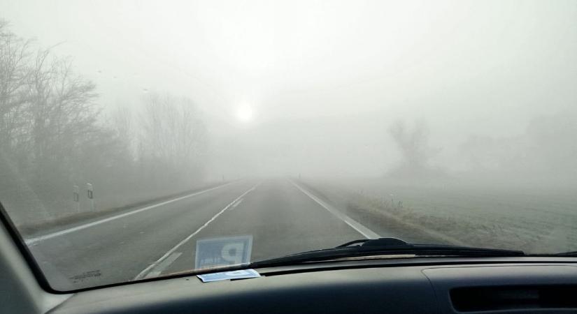Ködfoltok és sávelterelések nehezítik a közlekedést több helyen is