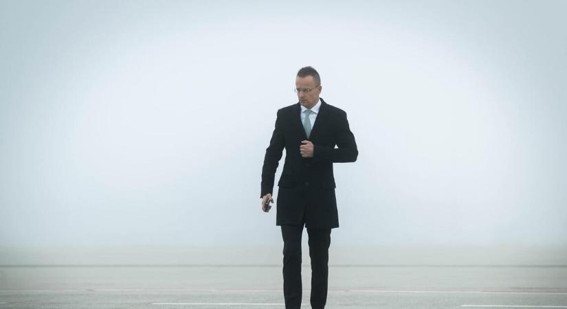 Leszállt Szijjártó Péter, már nagyon várták a repülőtéren