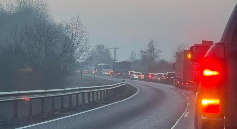 Hármas karambol történt a 8-ason Szentgálnál – hatalmas a torlódás