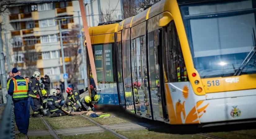 Debreceni villamosbaleset: videón a holttest kiemelése