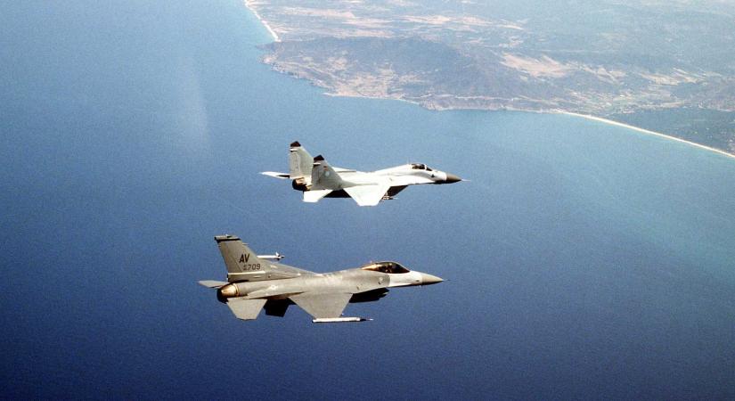 Katart támadta Irán, lelőtték a bombázókat