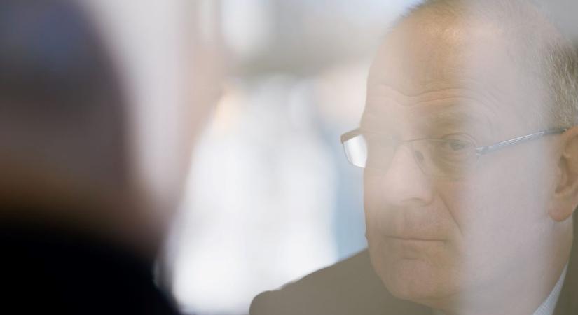 Népszava: politikailag érzékeny ügyekről gyűjtetnek adatokat a kormányhivatalokkal