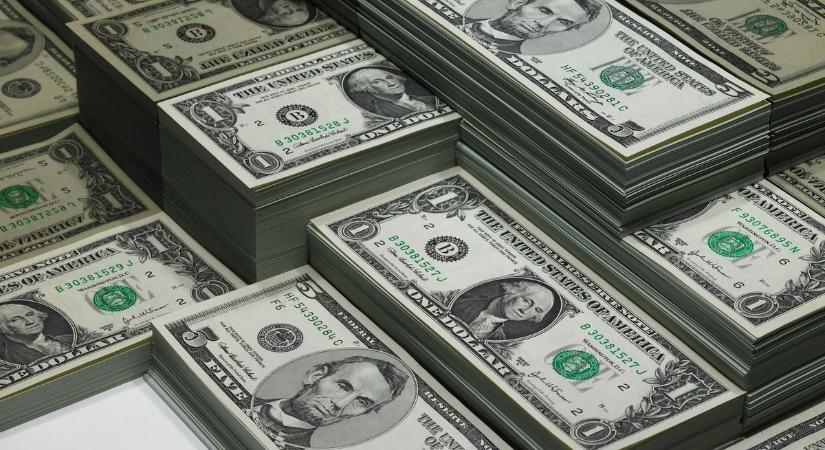 Halmokban állt a készpénz: 26 millió dollárt osztott szét dolgozóinak egy kínai vállalat