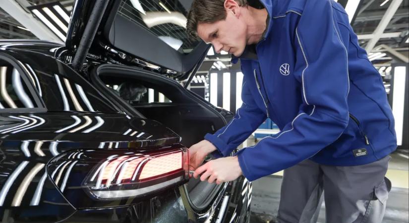 Négy éven belül 35 ezerrel csökkenti németországi dolgozóinak létszámát a Volkswagen