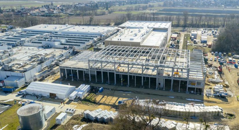 A SCHOTT Pharma Lukácsházán bővíti a gyógyszertárolásra szolgáló termékek gyártását – bokréta került a SCHOTT új csarnokára