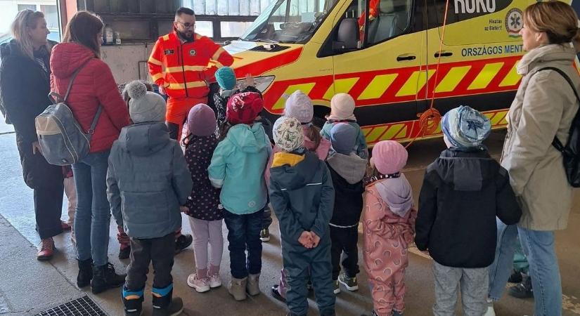 Óvodások lepték el az Egri Mentőállomást – különleges élményben volt részük