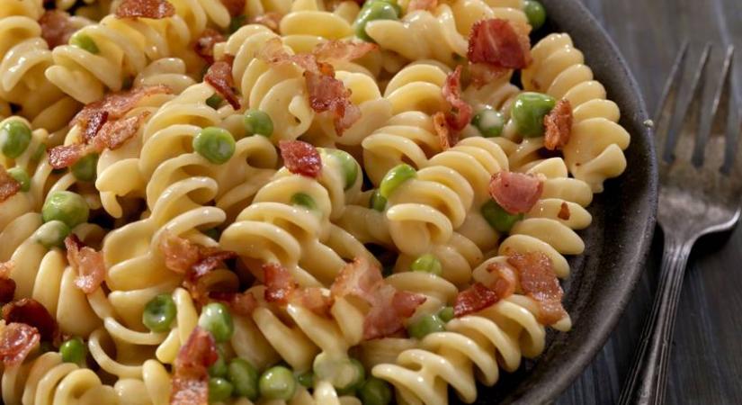 Tejszínes-zöldborsós tészta ropogós szalonnával: gyors, szerethető recept