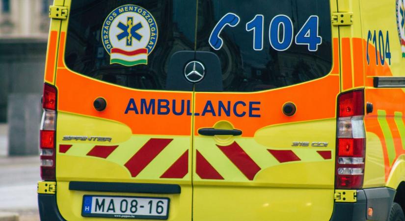 Árokba hajtott egy autó az 52-esen, mentőt is riasztottak a helyszínre