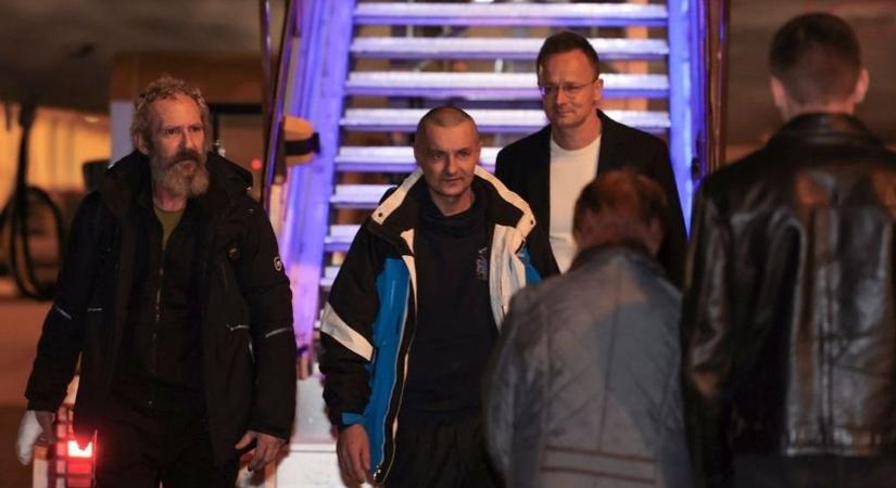 Hazánk kiszabadított két hadifoglyot, az éjszaka folyamán érkeztek haza Szijjártó Péterrel