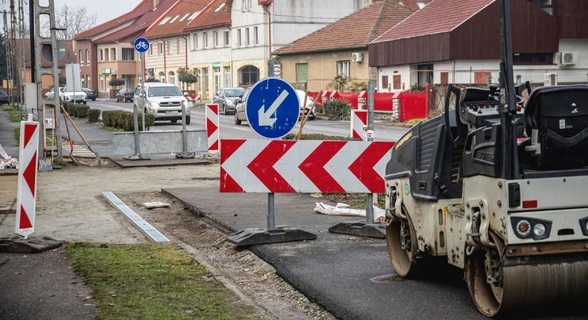 Dugókra és félpályás lezárásra számítsanak: nagy erőkkel vonul fel a Strabag