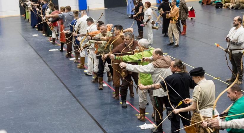 Történelmi teremíjászverseny a Hungarikum Ligetben