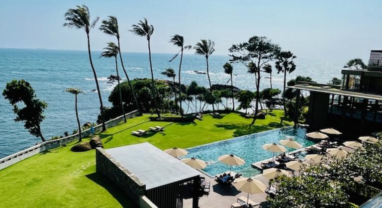 Haknizó magyar exminiszter és jógázó félceleb látványa vág gyomorszájon