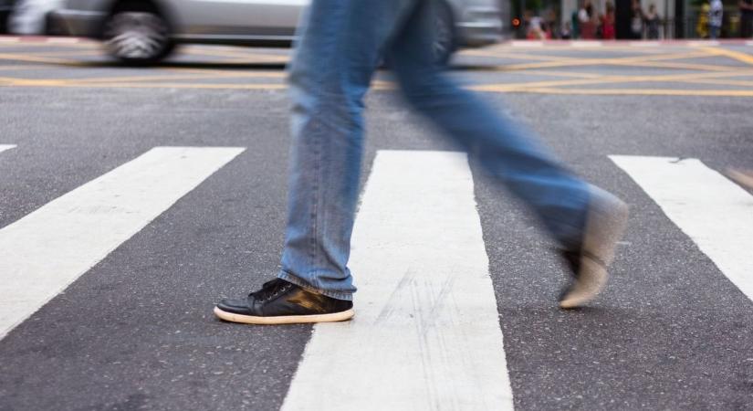 Súlyos baleset Szombathelyen: gyalogátkelőn ütöttek el egy idős gyalogost