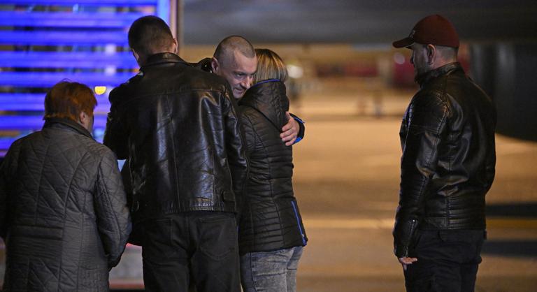 Orbán Viktor is üdvözölte a hadifoglyokat, Szijjártó Péter a reptéren szólt be az RTL riporterének