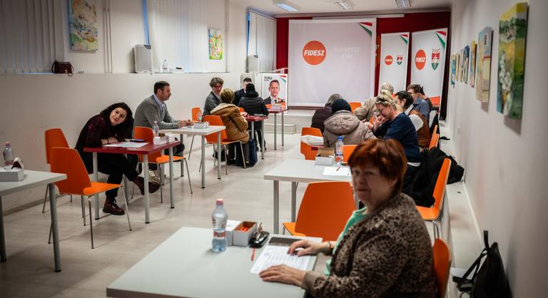 A külpolitika háttérbe szorítja a belpolitikát, fordulópont jöhet a kampányban