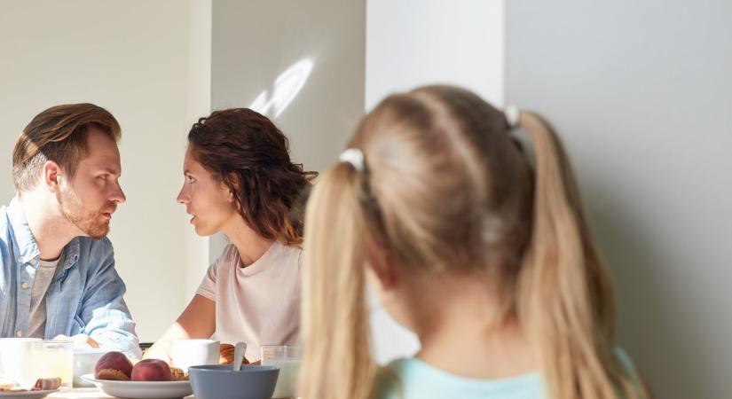 A tiltott információk a legérdekesebbek: A gyerekek többet tanulnak hallgatózással, mint hinnéd