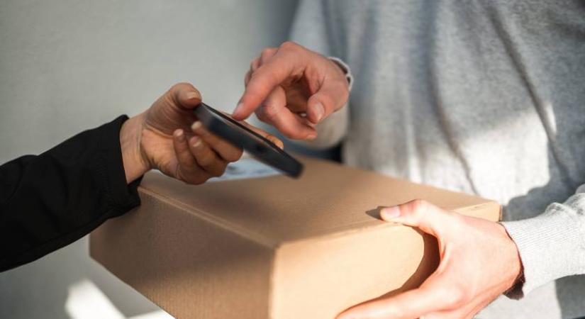 Nagyon vigyázz, ha ilyen csomagot hoz a futár: veszélyes csalás terjed az országban