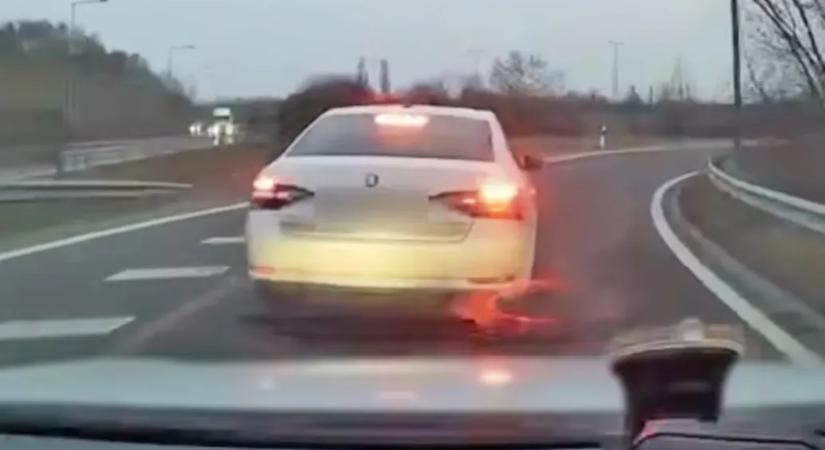 Büntetőfékezett a Škoda, hátulról nekimentek, de ő hívott rendőrt