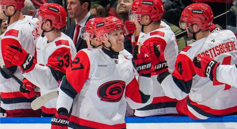 NHL: mesterhármassal fordított a Carolina, hosszabbításos rangadót nyert a Vegas
