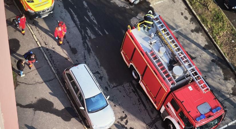 Tízemeletesből mentettek ki egy embert a tűzoltók Szombathelyen - fotók