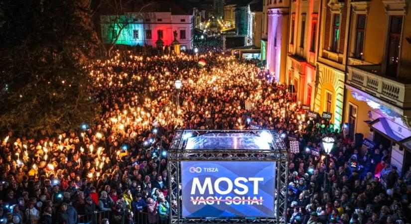 Medián: A Tisza Pártot a diplomások, a Fideszt a 8 általánost végzettek és az idősek támogatják