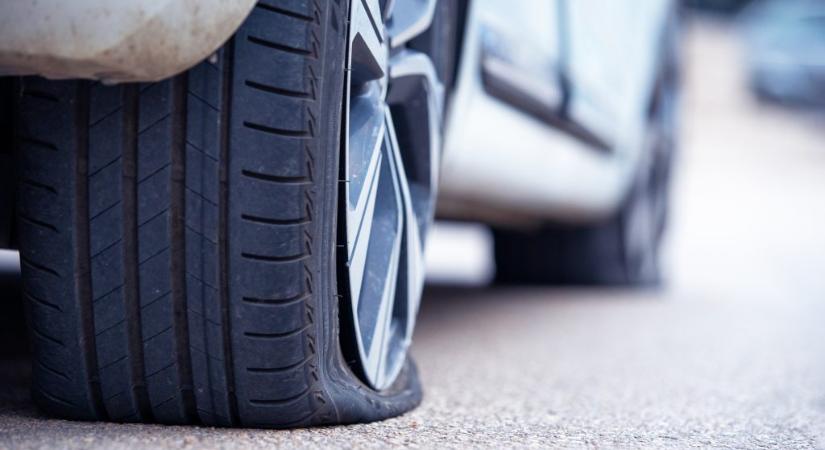 Kátyúkárok a magyar utakon: drámai adatokat közölt a biztosító