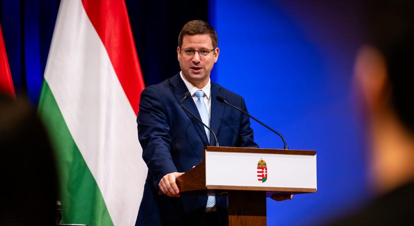 Moszkvai út után, háborús helyzetben jönnek a kormány bejelentései - Gulyás Gergely és Vitályos Eszter tájékoztatója
