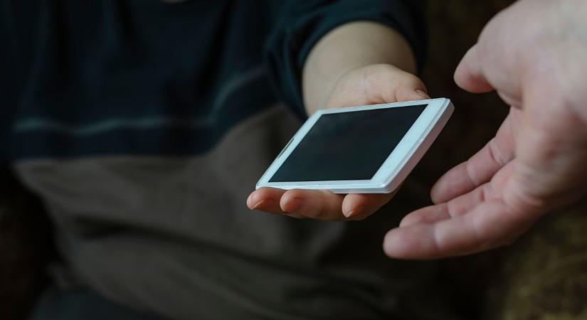 Átverés és pofon: így szereztek meg egy telefont Szegeden