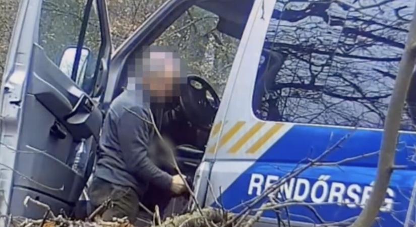Videó: szolgálati autókból szívták le az üzemanyagot a rendőrök