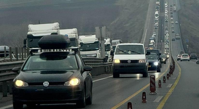 Kamion ütközött autóval az M1-esen, több kilométeres a torlódás