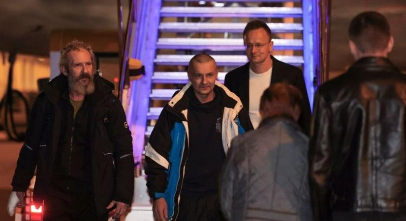 Teljesítette küldetését Orbán Viktor, hazatért a két magyar hadifogoly  videó