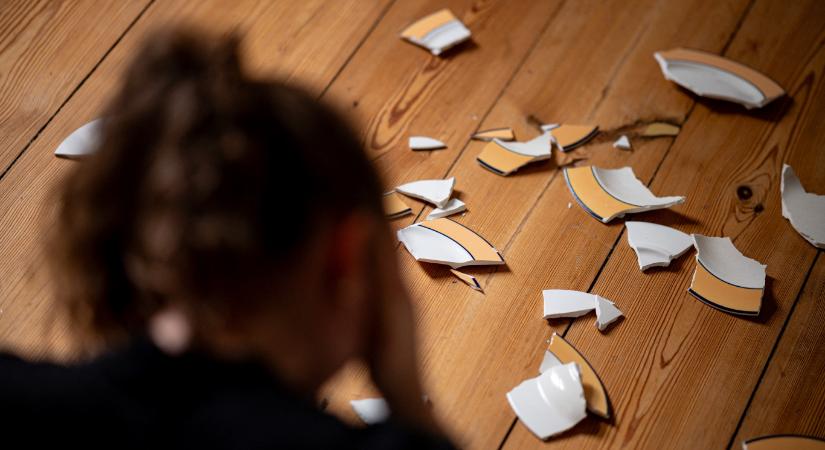 Gyerekei előtt bántalmazta terhes feleségét a nógrádi férfi a vád szerint