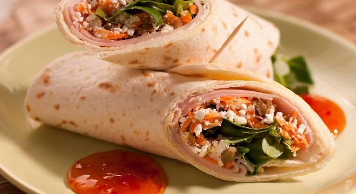 Magyaros töltött tortilla: gyors vacsora sült sonkával és túróval